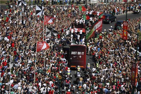 葡萄牙凱旋,萬人空巷 葡萄牙凱旋,萬人空巷