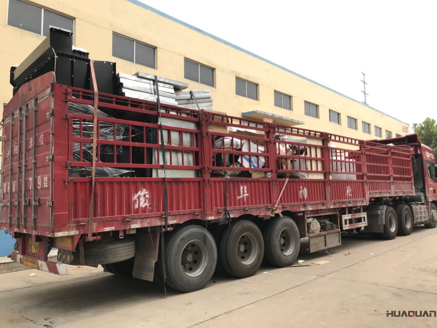 一臺(tái)1200kw標(biāo)配柴油發(fā)電機(jī)組于8月8日順利發(fā)往湖北省