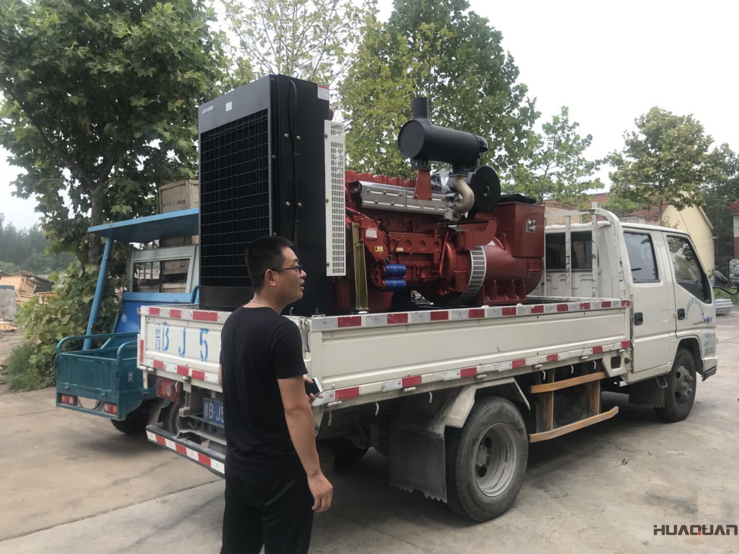 一臺(tái)300kw標(biāo)配柴油發(fā)電機(jī)組于8月4日順利發(fā)往湖北省
