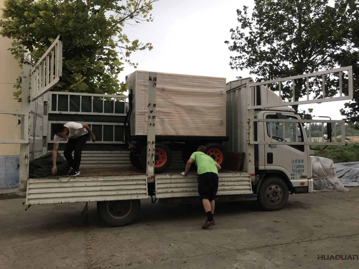 一臺(tái)120kw移動(dòng)拖車柴油發(fā)電機(jī)組于8月5日順利發(fā)往河南