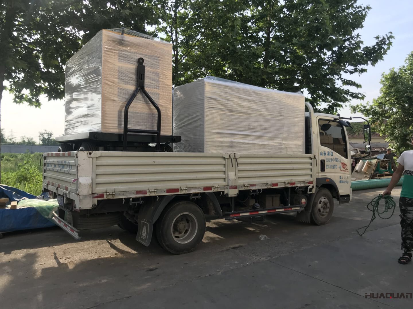 一臺(tái)60kw移動(dòng)拖車水泵機(jī)組于8月6日順利發(fā)往河南省