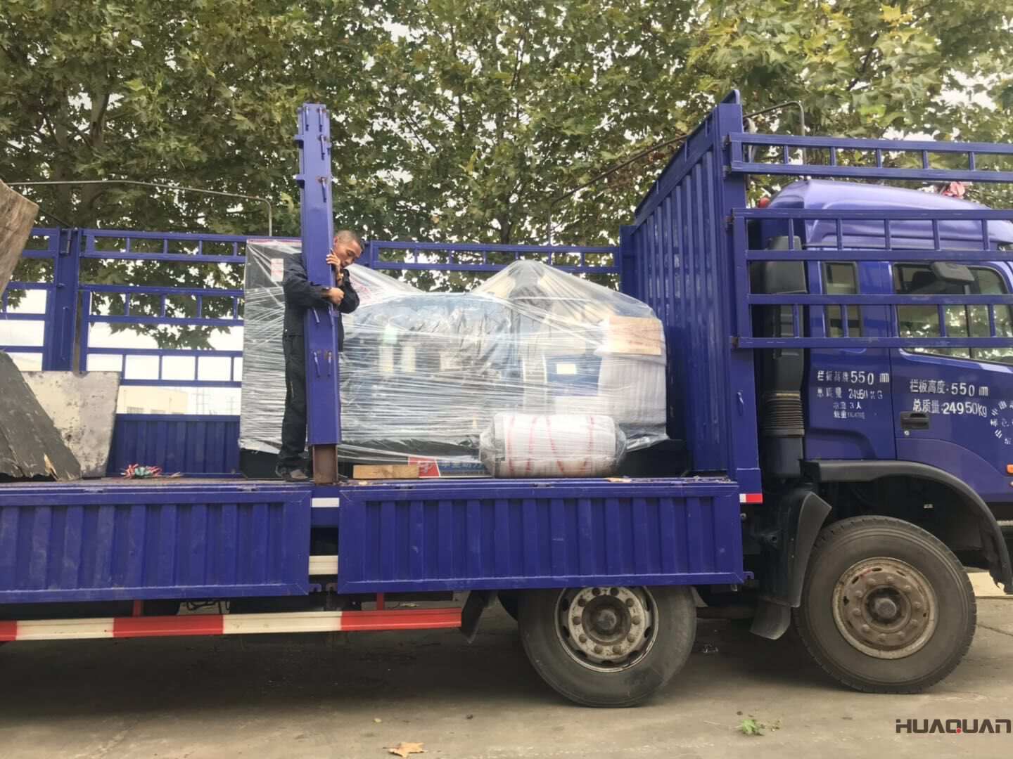 遼寧岳先生10月25日從華全動力訂購了一臺300kw底座油箱立柜四保護柴油發電機組，現已順利發往目的地