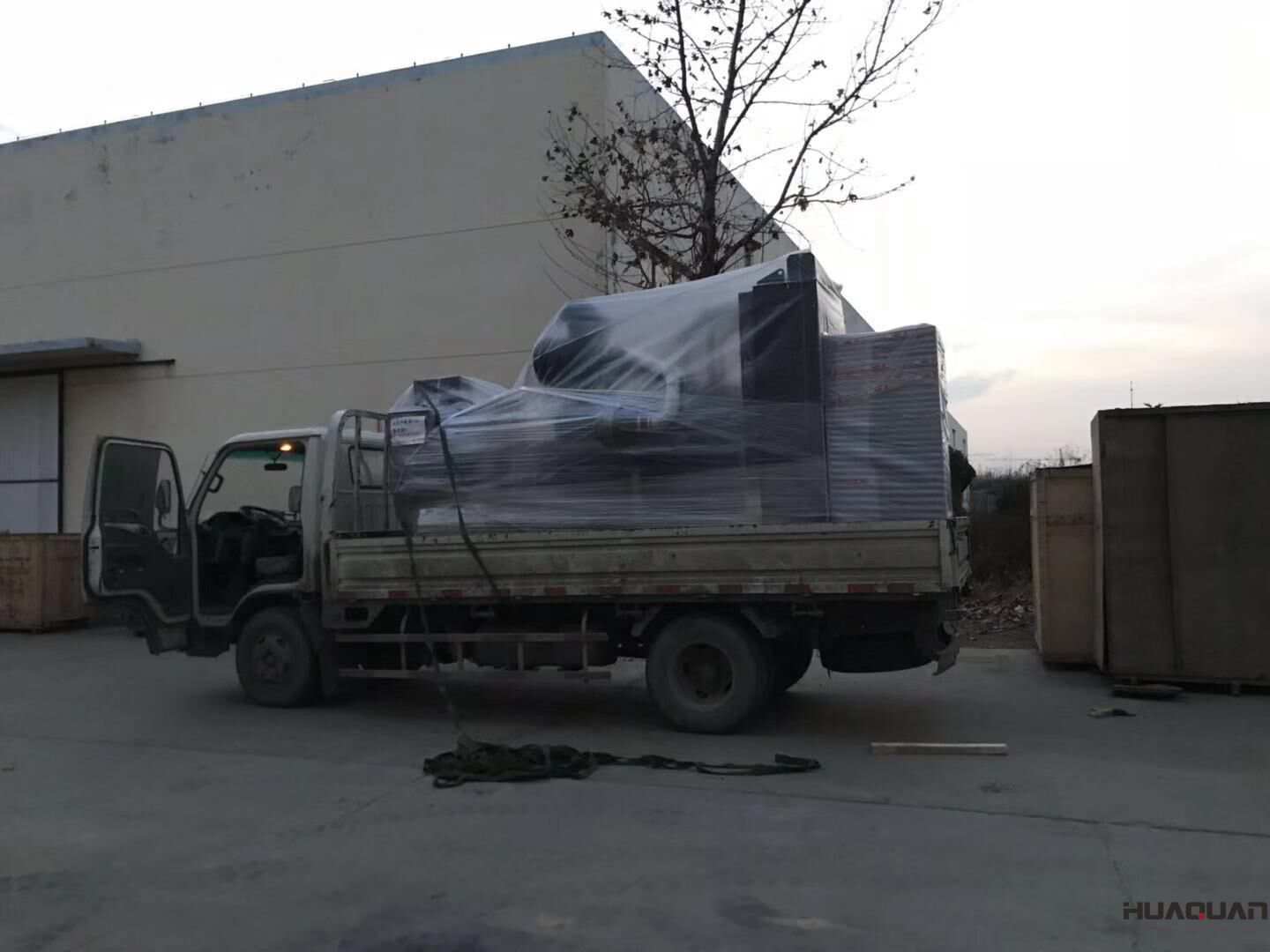 李先生從華全動力訂購的800kw四保護柴油發電機組于11月23日成功發往河北省