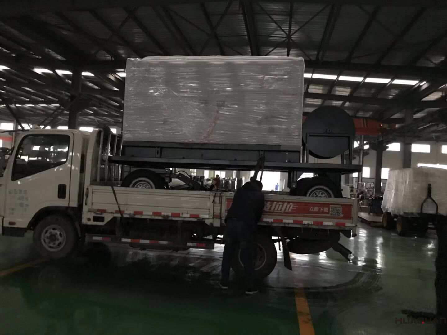 11月28日，葉先生從華全動(dòng)力訂購(gòu)的一臺(tái)120kw移動(dòng)靜音拖車柴油發(fā)電機(jī)組現(xiàn)已成功發(fā)往遼寧省