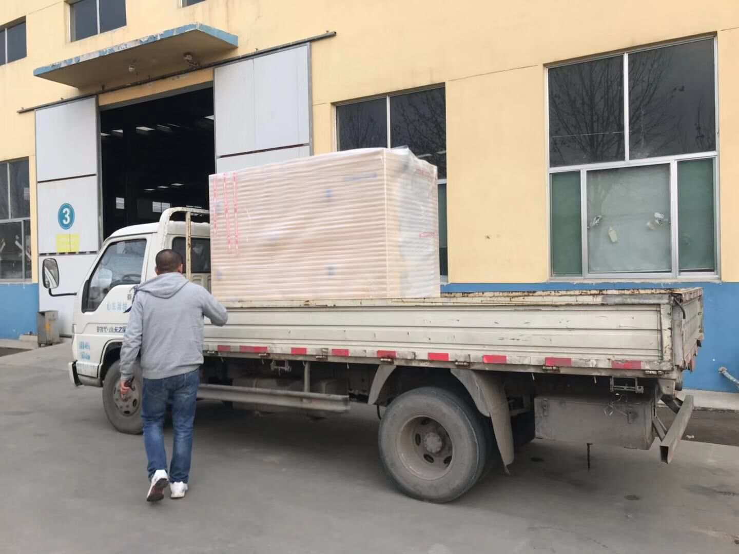 河北省申先生從華全動力采購的一臺20kw標(biāo)配柴油發(fā)電機(jī)組于12月24日成功發(fā)往目的地