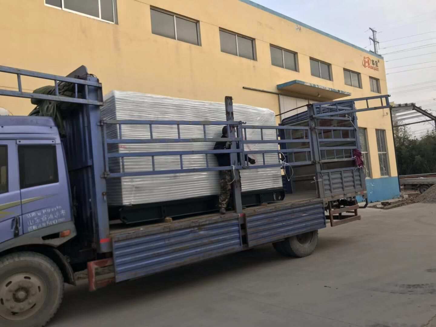 12月24日，天津劉先生從華全動力采購的一臺256kw防雨棚柴油發(fā)電機(jī)組順利發(fā)往目的地