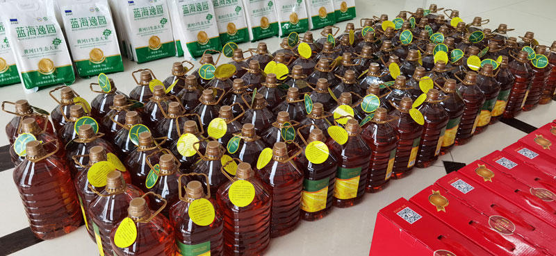 華全集團為員工準(zhǔn)備花生油作為福利