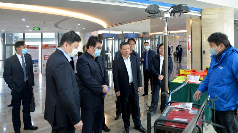 濰坊市領(lǐng)導(dǎo)蒞臨華全動力展位，詳細(xì)詢問公司發(fā)展情況、產(chǎn)品情況等