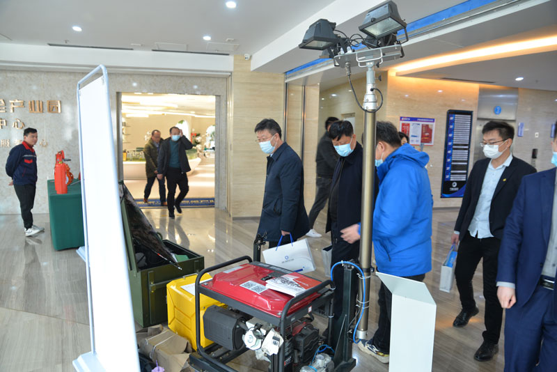 濰坊市領(lǐng)導(dǎo)蒞臨華全動力展位參觀考察發(fā)電機(jī)組、儲能電源和水泵機(jī)組
