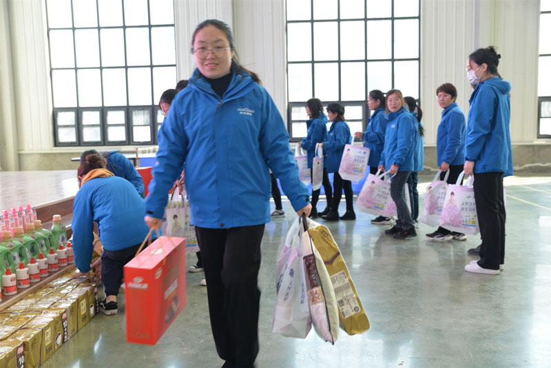 華全集團女職工領取三八婦女節(jié)禮物