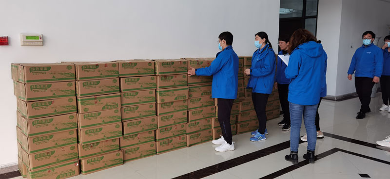 清明假期，華全集團(tuán)員工領(lǐng)取生態(tài)白蓮藕禮物